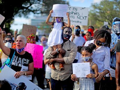 Residentes de Coral Springs y Sunrise se reúnen para “tomar una posición” en protestas