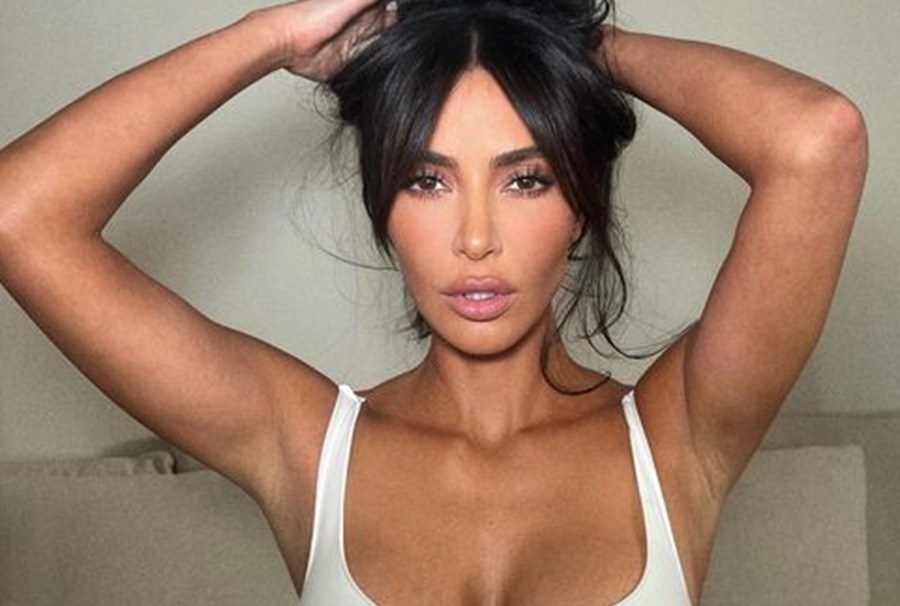 Kim Kardashian lanza brasier para que luzcas “como si tuvieras frío”