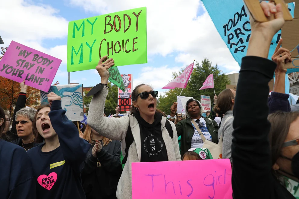 Mujeres de Miami protestan por el derecho al aborto en EEUU