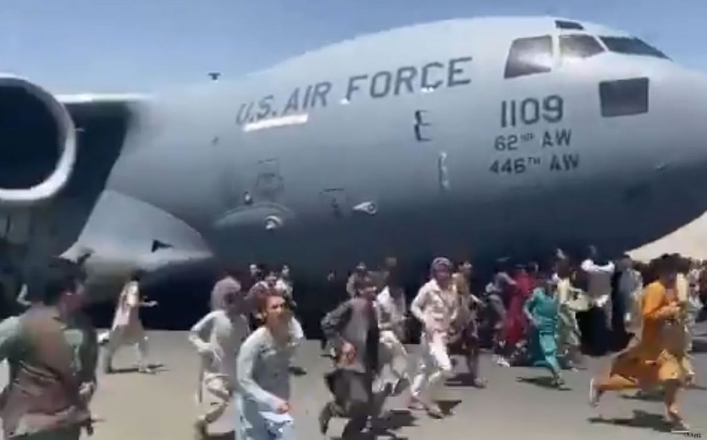 Restos humanos en tren de aterrizaje de avión de EEUU proveniente de Kabul