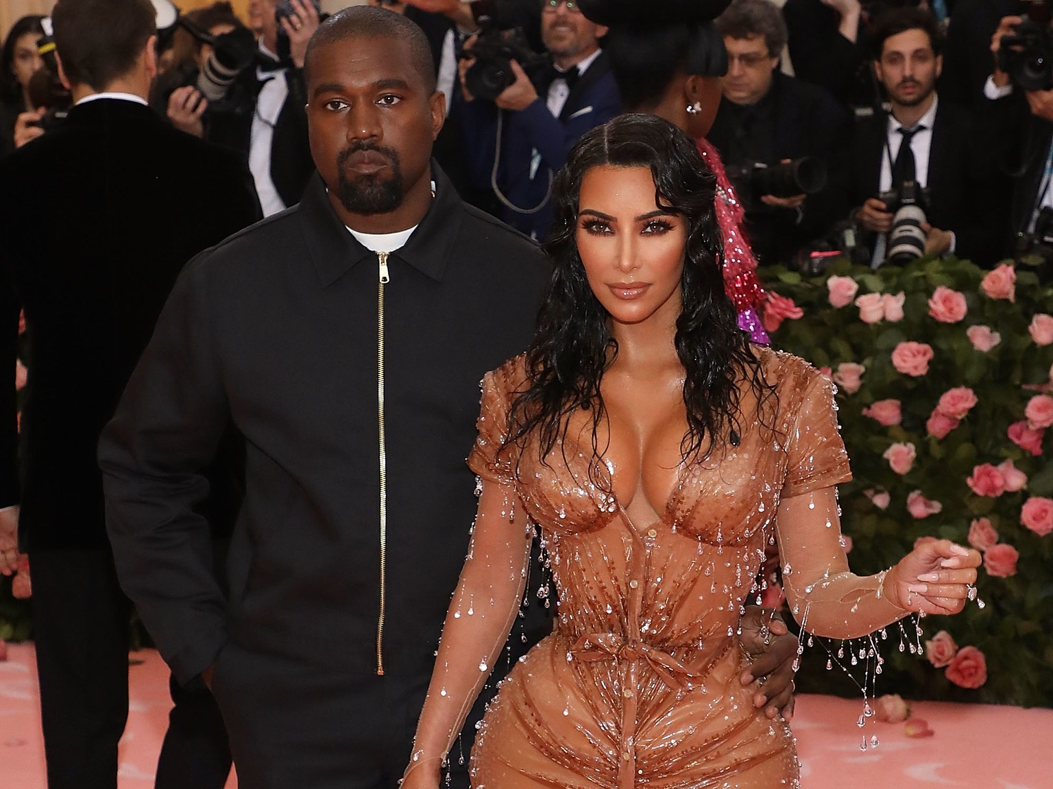 ¡Kim Kardashian no se divorcia! Con su vestido de novia en topless lo demostró en las redes (Fotos)