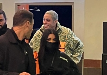 Kim Kardashian y su novio causaron revuelo en un  cine