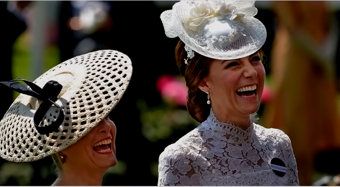 Inglaterra patas arriba con el beso en la boca de Kate Middleton con otra mujer