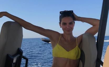 Kendall Jenner captada con sensual bikini en playas de Miami con su novio (+Fotos)