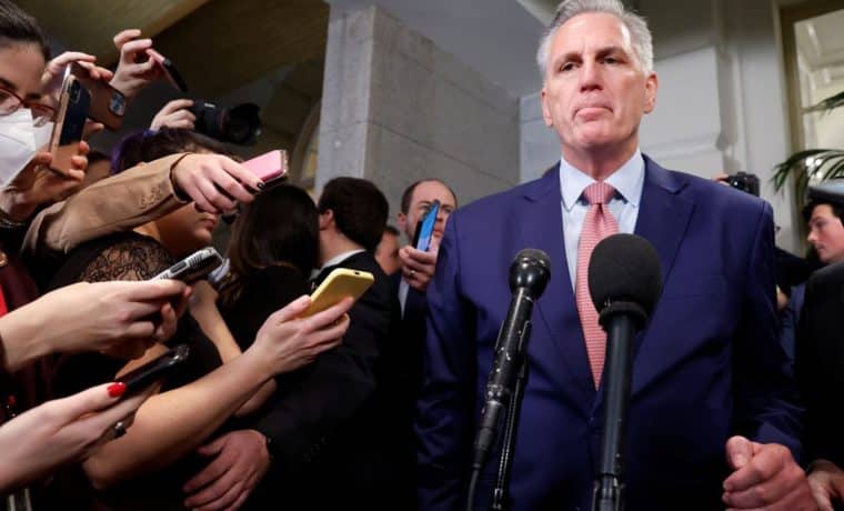 Trump podría desvincularse de Kevin McCarthy al no lograr liderato en la cámara baja