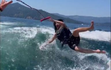 ¡Al agua! Kim Kardashian sufrió divertida y aparatosa caída haciendo wakeboard