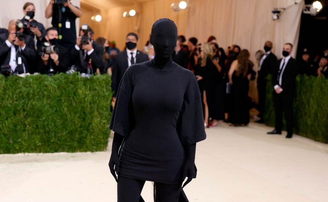 Vestido Balenciaga de Kim Kardashian causa furor para Halloween