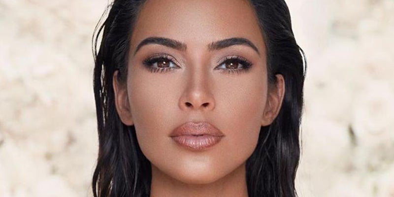 Kim Kardashian sorprende sin maquillaje en una salida nocturna con su esposo (fotos)