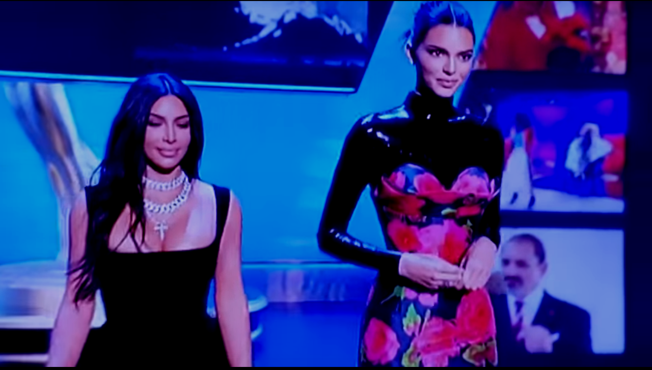 Kylie Jenner lo tiene más grande y firme que Kim Kardashian