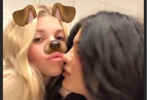 Kylie Jenner prendió Instagram al intentar besar en la boca a una amiga (Fotos)