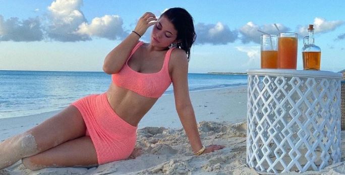 Kylie Jenner desata pasiones con bikini rosado que no cubre sus partes (+Fotos)