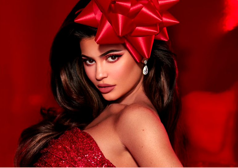 Imágenes de Kylie Jenner en un sexy vestido rojo encendió las fantasías de sus seguidores (FOTOS)