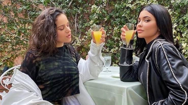 Rosalía dice “si” a Kylie Jenner y coloca un emoticono de un anillo en Instagram