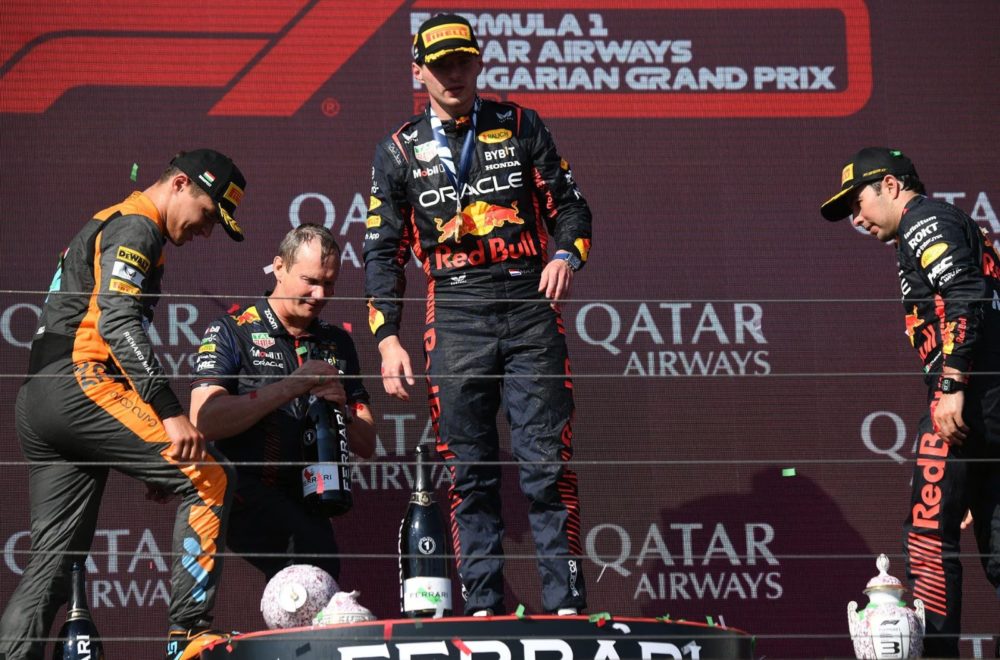Lando Norris destroza el trofeo de Max Verstappen en pleno podio de Hungría
