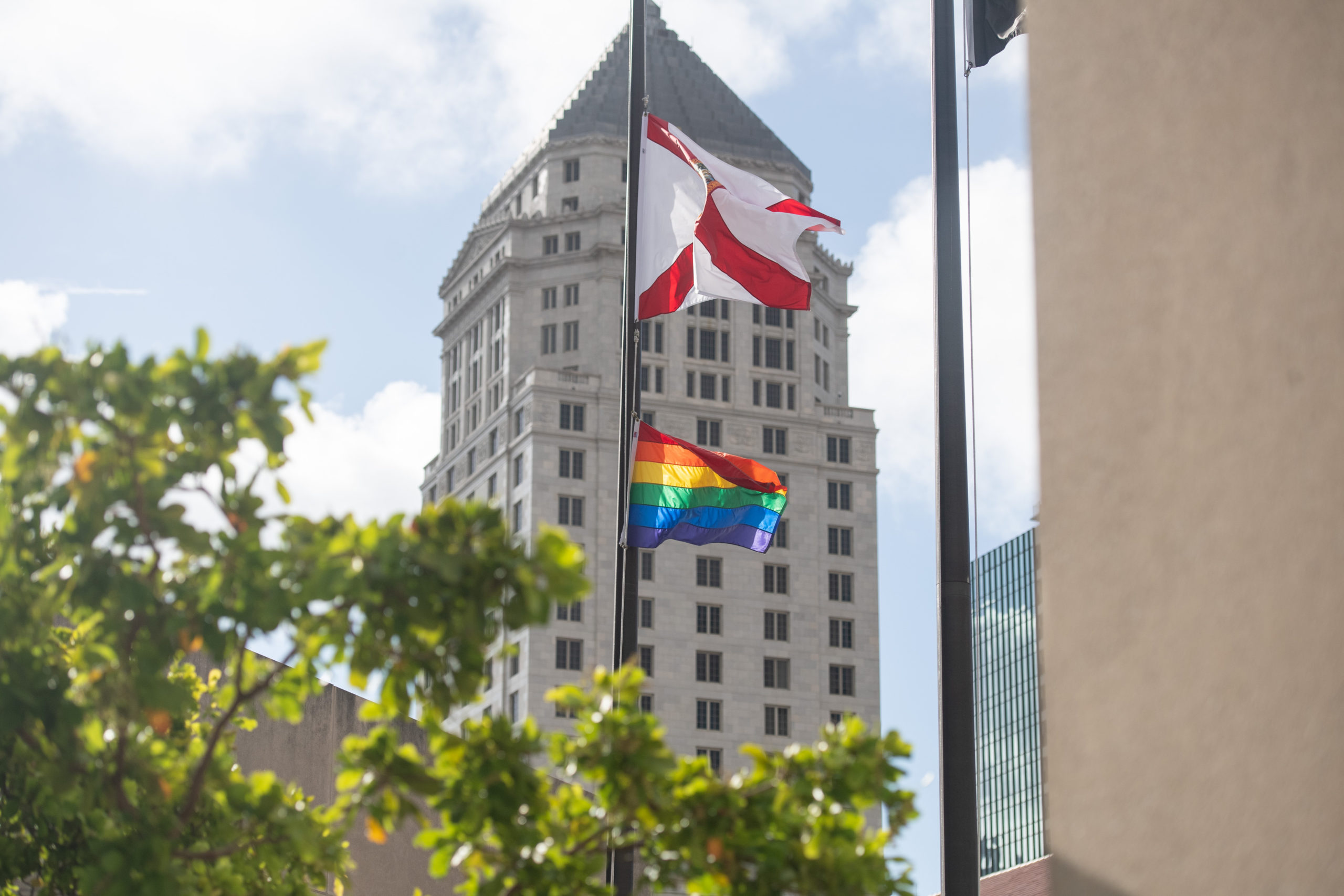 Bandera del Orgullo LGBTQ ondea por primera vez en el edificio del Condado de Miami-Dade