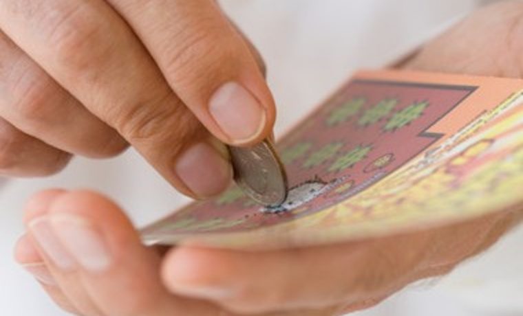 Le robaron su puesto en fila de lotería: Ganó ticket millonario