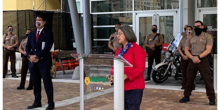 Alcaldesa de Miami-Dade pide celebrar Acción de Gracias con precauciones