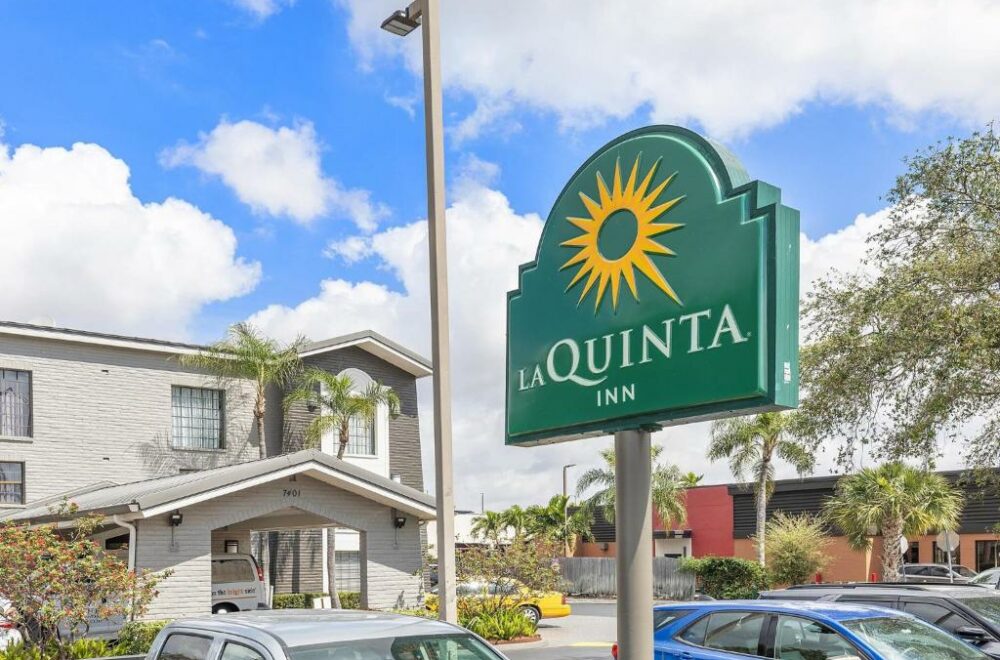 Hotel de Miami causó revuelo por usar recepcionista remoto para atender huéspedes