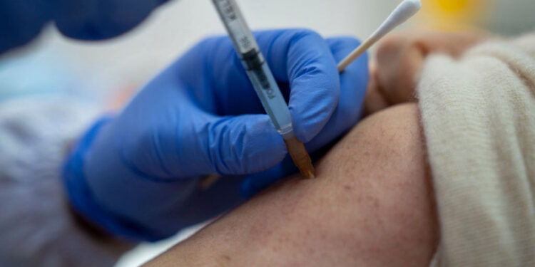 CDC considera que vacunados pueden saltarse la cuarentena
