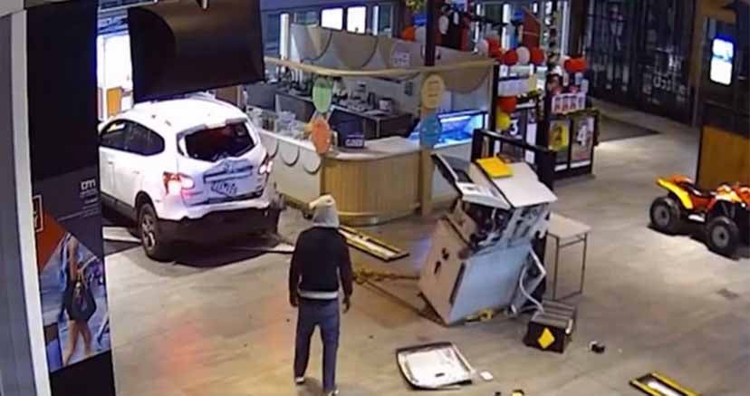 En Australia: Delincuentes zopencos destruyeron todo y no pudieron robar un cajero automático