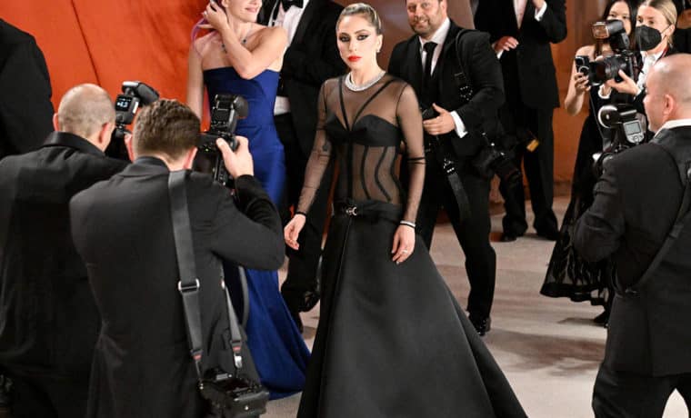 El noble gesto de Lady Gaga con un fotógrafo en los premios Oscar 2023