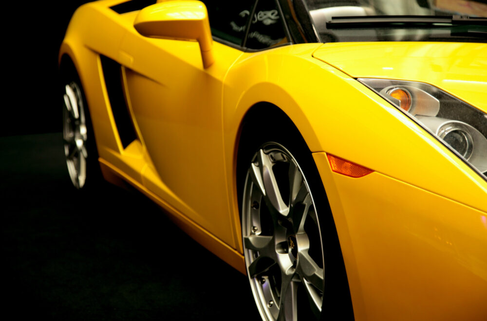 Discusión por un Lamborghini terminó con una pareja de novios tras las rejas