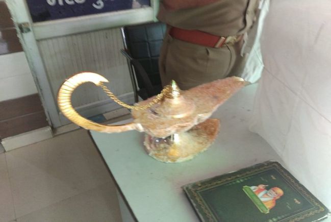 Médico pagó más de $300.000 por una supuesta ‘lámpara mágica’ en India