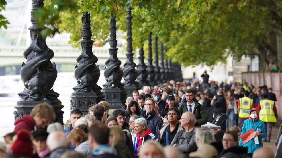 Capilla ardiente de Isabel II congrega largas filas de personas en Londres