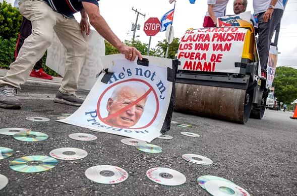 ¿Por qué exiliados cubanos pasaron una aplanadora sobre discos de Laura Pausini en Miami?