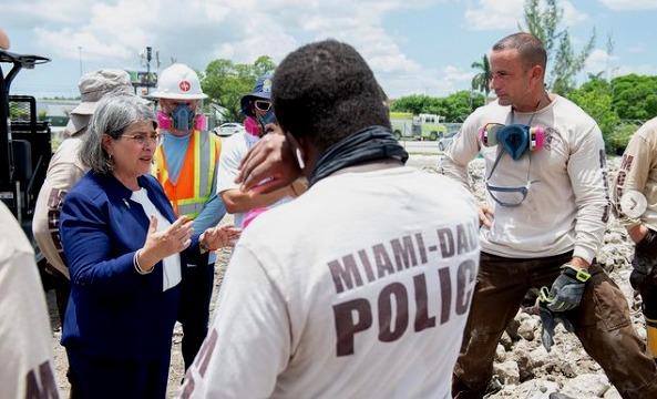 Alcaldesa de Miami-Dade visitó la zona del derrumbe en Surfside