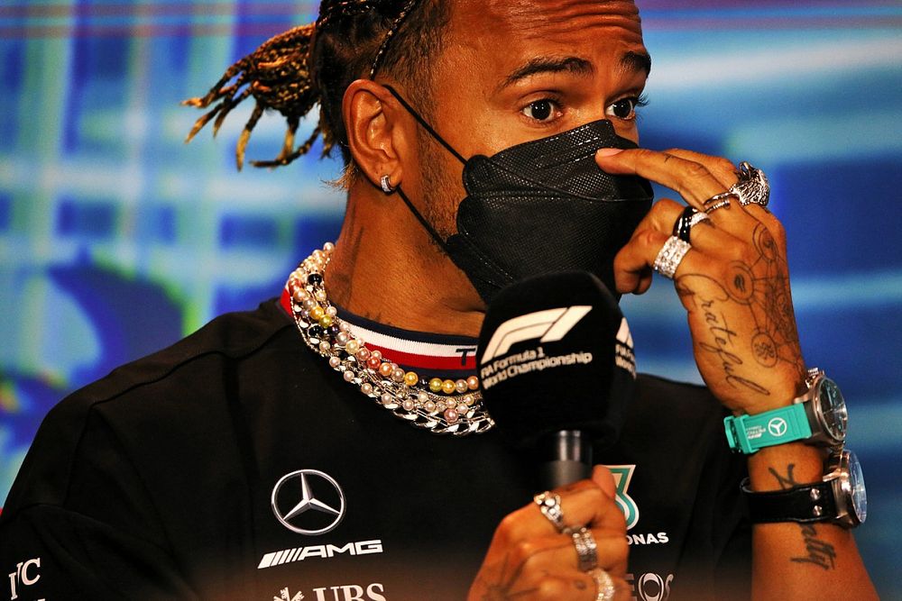 FIA sanciona a Hamilton por el uso de joyas durante las competencias