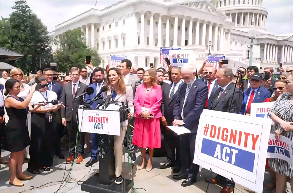 Congresista de Miami impulsa “Ley Dignidad” para regularizar a inmigrantes sin antecedentes