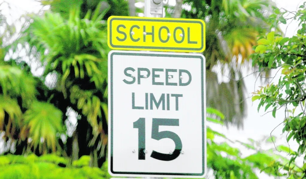 límite de velocidad en zona escolar