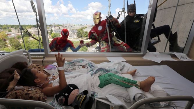 SpiderMan, Batman y IronMan sorprenden a niños desde sus ventanas en hospital de Florida