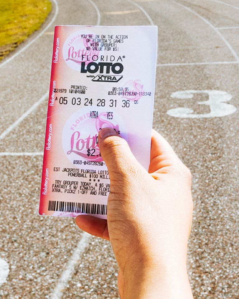 Números que soñó hace 24 años hicieron ganar $100.000 en la lotería a una mujer