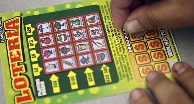 Hombre latino transformó $10 en $4.6 millones gracia a un boleto de lotería
