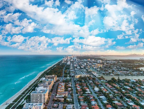 ¿Cuánto debe ganar una persona al año para pagar alquiler en Miami?