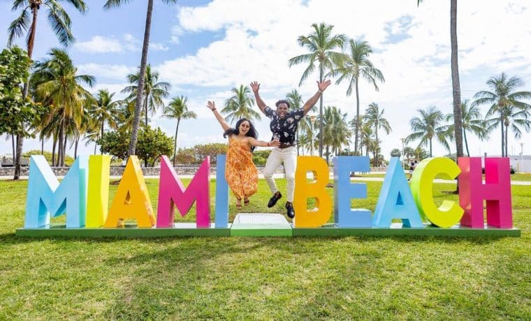 Lummus Park estrena colorido cartel que promociona Miami Beach