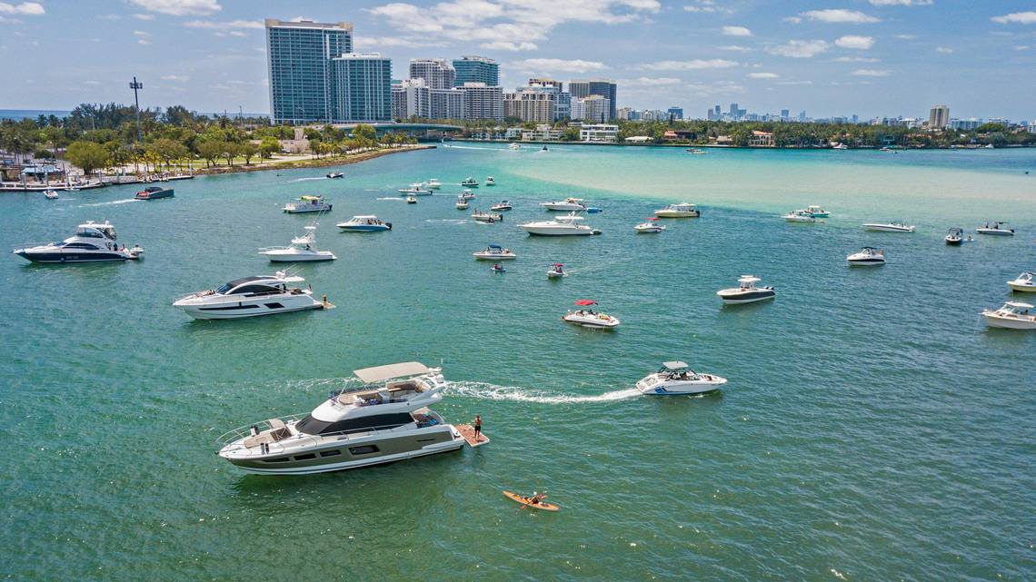 Sin playas a las que ir, las vías fluviales de Miami se llenan de barcos