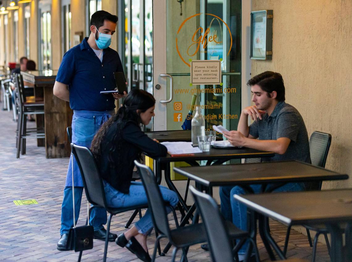 Miami reduce restricciones por coronavirus: permitirá capacidad de 100% en los restaurantes y no habrá toque de queda
