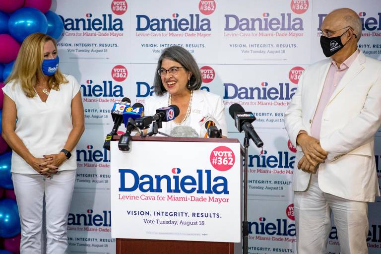 La alcaldesa de Miami-Dade Daniella Levine Cava redujo su salario 20%
