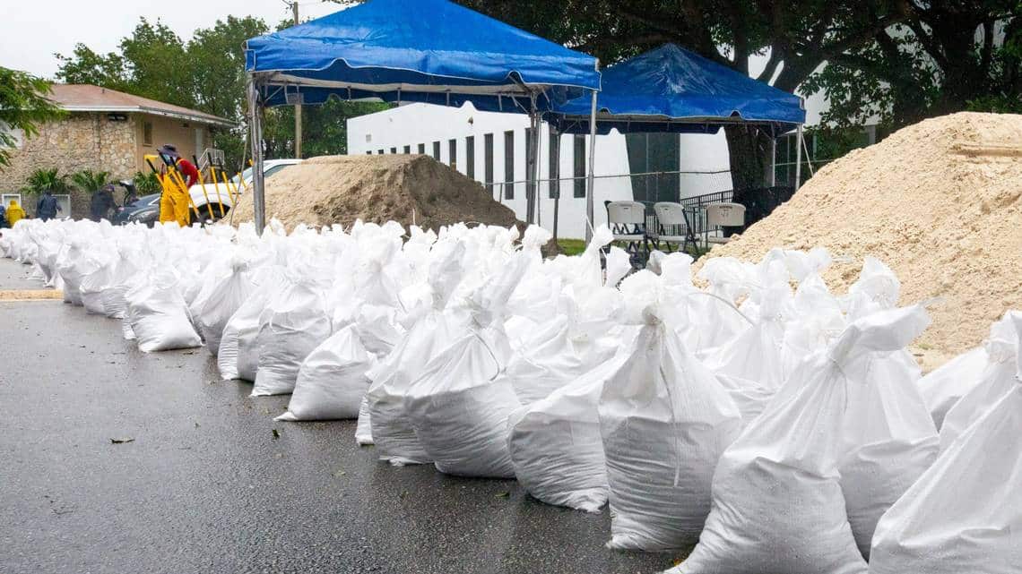 Sur de Florida se llena de sacos de arena como prevención del huracán Ian