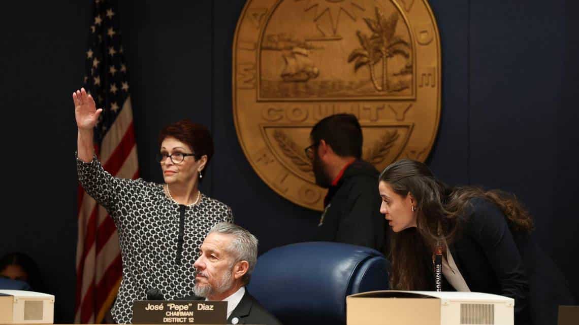 Comisionados de Miami-Dade votan para darse un jugoso aumento
