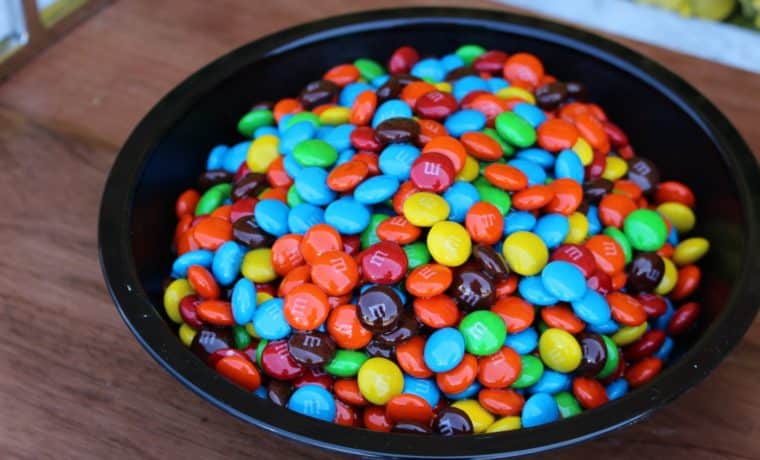 Velaron y enterraron a maestra en un M&M’s gigante… sí, el chocolate
