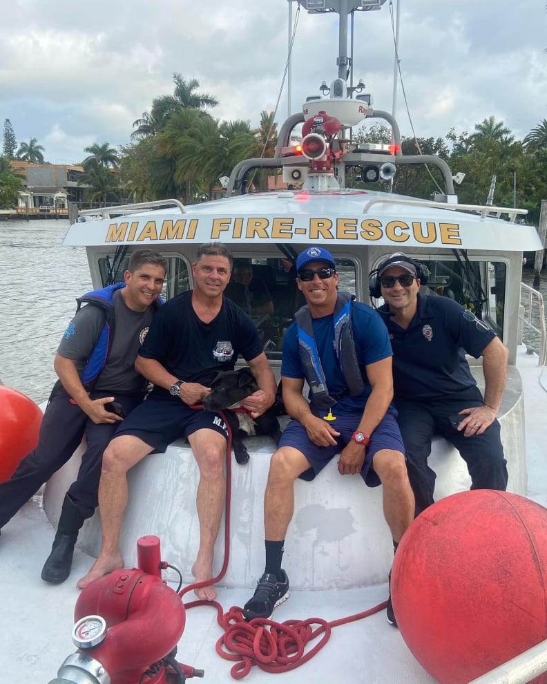 Bomberos de Miami rescatan perrita de un canal