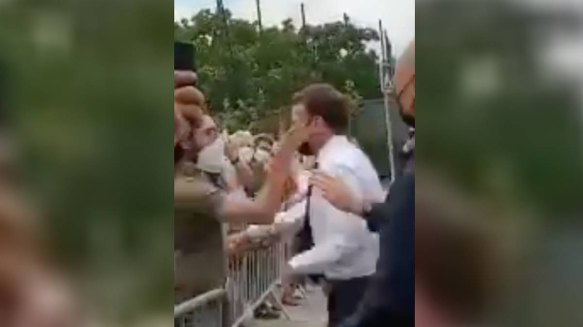 Cachetean al presidente Emmanuel Macron cuando saludaba a ciudadanos en Francia (Video)