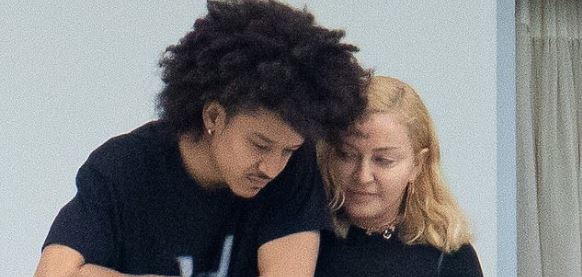 Madonna y su novio de 26 años son captados en íntimo momento en Miami (+Fotos)