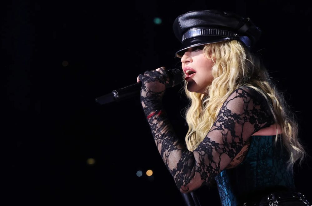 Madonna sufre caída en el escenario y su reacción no pasó desapercibida