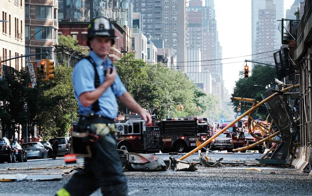 Pánico en Nueva York: colapso de una grúa deja heridos y daños materiales