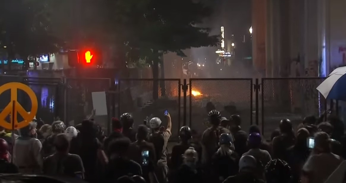 Manifestantes de Portland rompieron la valla alrededor del tribunal federal
